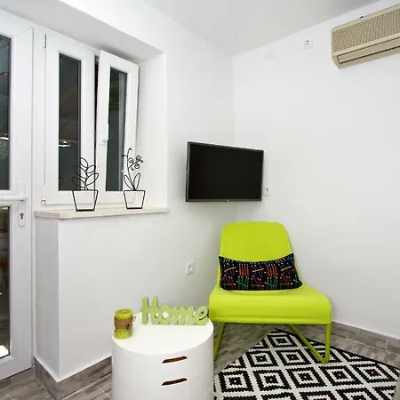 Shiny Apartment Split